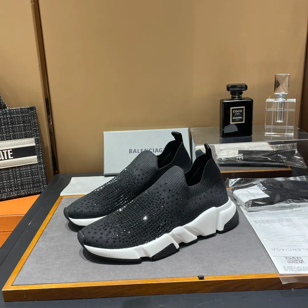 👟👟Ex-factory price 400👟👟 Balenciaga Balenciaga 🌝🌝glitter single shoes world premiere 🌈INS Weibo magazine sold out 💥💥counter limited edition ⚠️ Czech crystal hot diamond ⚠️specially customized fabric with summer cooling and heating effect ⚠️TPU ten PU vacuum combination bottom (not a plastic bottom formed by market currency) ,) The inner craftsmanship and material are the same as the original! ! Size 35 to 45M standard size (34, 46 can be customized) original high-end top complete package (with original Balenciaga socks included)